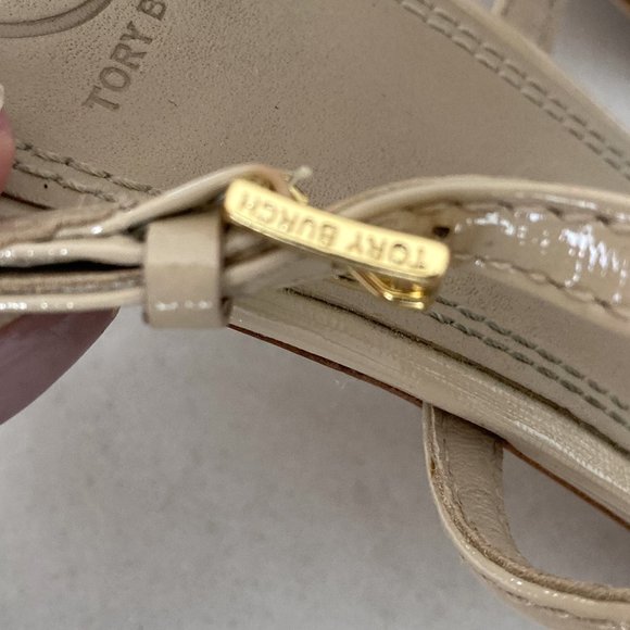 Tory Burch T strap nude beige & gold logo leather strappy sandal slingback heels - Picture 7 of 11